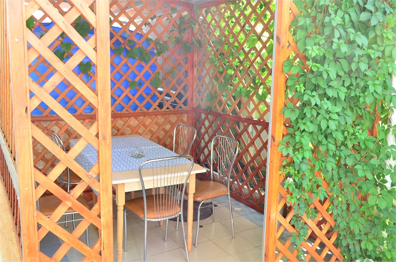 Территория гостиницы в Песчаном «Лора» Поселок Песчаное гостиницы – Лора